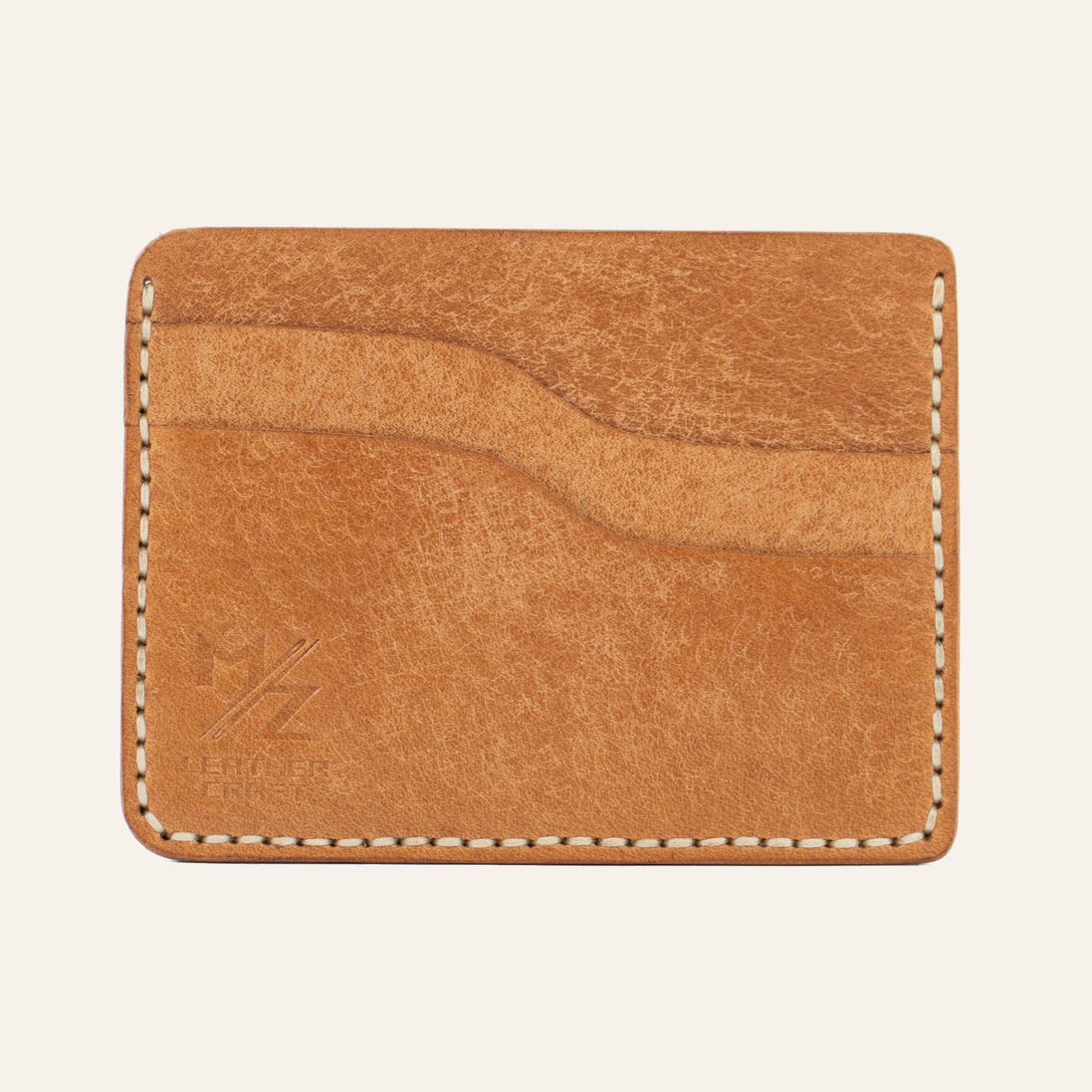 MZ Leather Craft yatay minimalist natürel Pueblo deri kartlık, boş kart yuvalarını ve mat deri dokusunu gösteren düz ön görünüm, açık gri el dikişleri ve kabartmalı MZ logosu