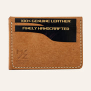 MZ Leather Craft çift çıtçıtlı kapaklı minimalist natürel Pueblo deri cüzdan dolu arka görünüm, tanıtım kartları yerleştirilmiş iki adet kart yuvası, açık gri el dikişleri ve MZ logosu