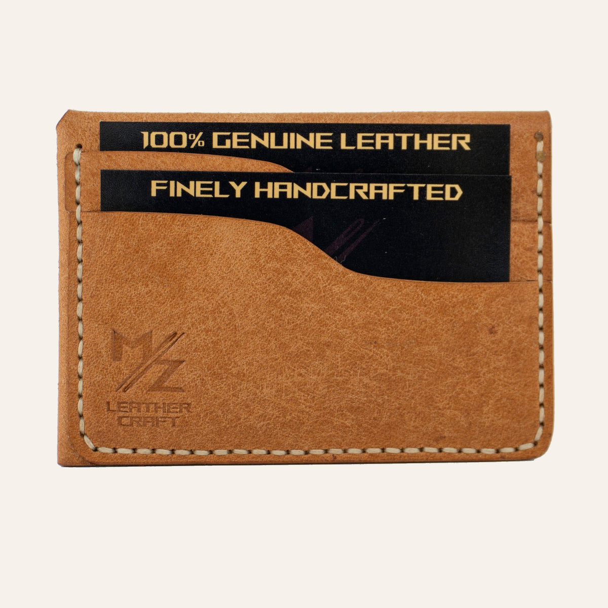 MZ Leather Craft çift çıtçıtlı kapaklı minimalist natürel Pueblo deri cüzdan dolu arka görünüm, tanıtım kartları yerleştirilmiş iki adet kart yuvası, açık gri el dikişleri ve MZ logosu