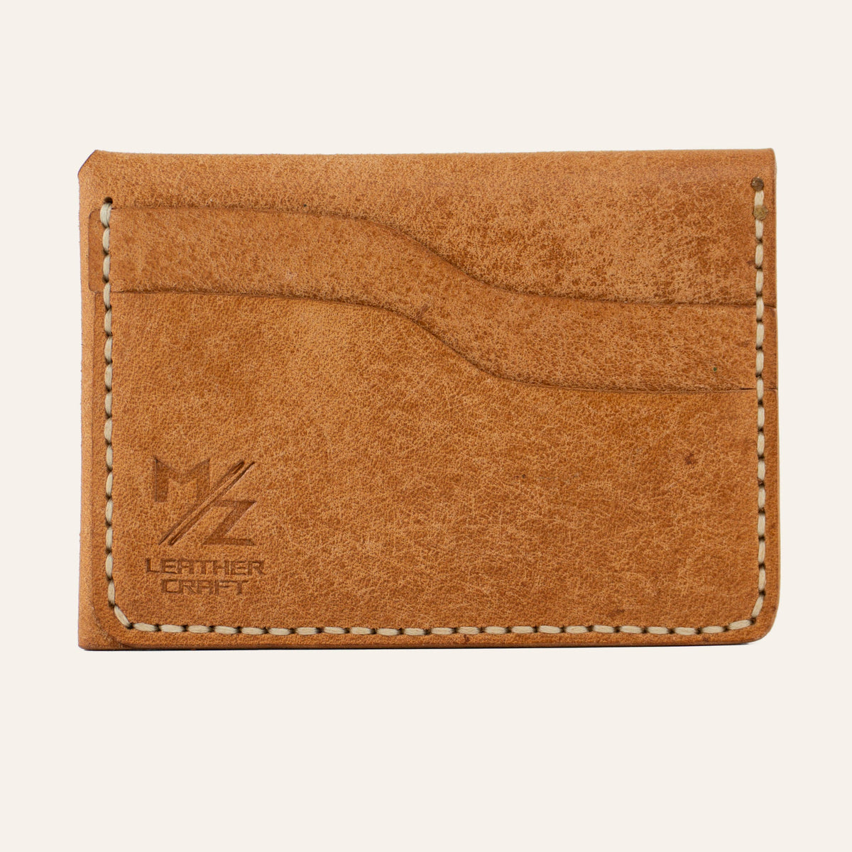 MZ Leather Craft çift çıtçıtlı kapaklı minimalist natürel Pueblo deri cüzdan boş arka görünüm, kıvrımlı iki adet kart yuvası, açık gri saraç dikişleri ve kabartmalı MZ logosu