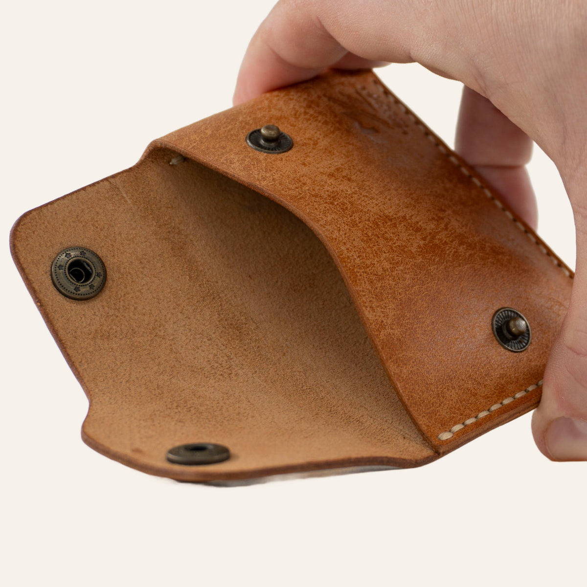 MZ Leather Craft açık kapaklı minimalist natürel Pueblo deri cüzdan, el ile tutulan iç görünüm, ana bölme, açık çıtçıtlar ve açık gri el dikişi detayları