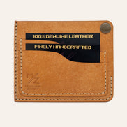 MZ Leather Craft köşe çıtçıtlı ters cüzdan natürel Pueblo deri, kapalı önden görünüm, iki adet dolu kart yuvası, açık gri el dikişi ve kabartmalı MZ logosu
