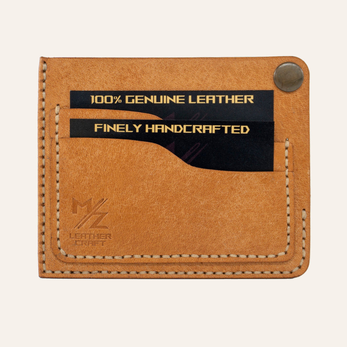 MZ Leather Craft köşe çıtçıtlı ters cüzdan natürel Pueblo deri, kapalı önden görünüm, iki adet dolu kart yuvası, açık gri el dikişi ve kabartmalı MZ logosu