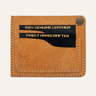 MZ Leather Craft köşe çıtçıtlı ters cüzdan natürel Pueblo deri, kapalı önden görünüm, iki adet dolu kart yuvası, açık gri el dikişi ve kabartmalı MZ logosu