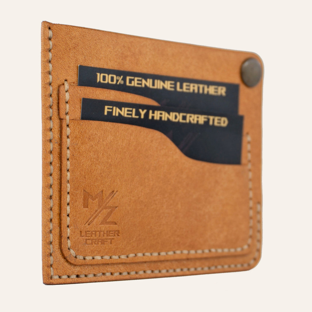MZ Leather Craft köşe çıtçıtlı ters cüzdan natürel Pueblo deri, kapalı hafif açılı sol profil görünümü, dolu kart yuvaları ve mat deri dokusu