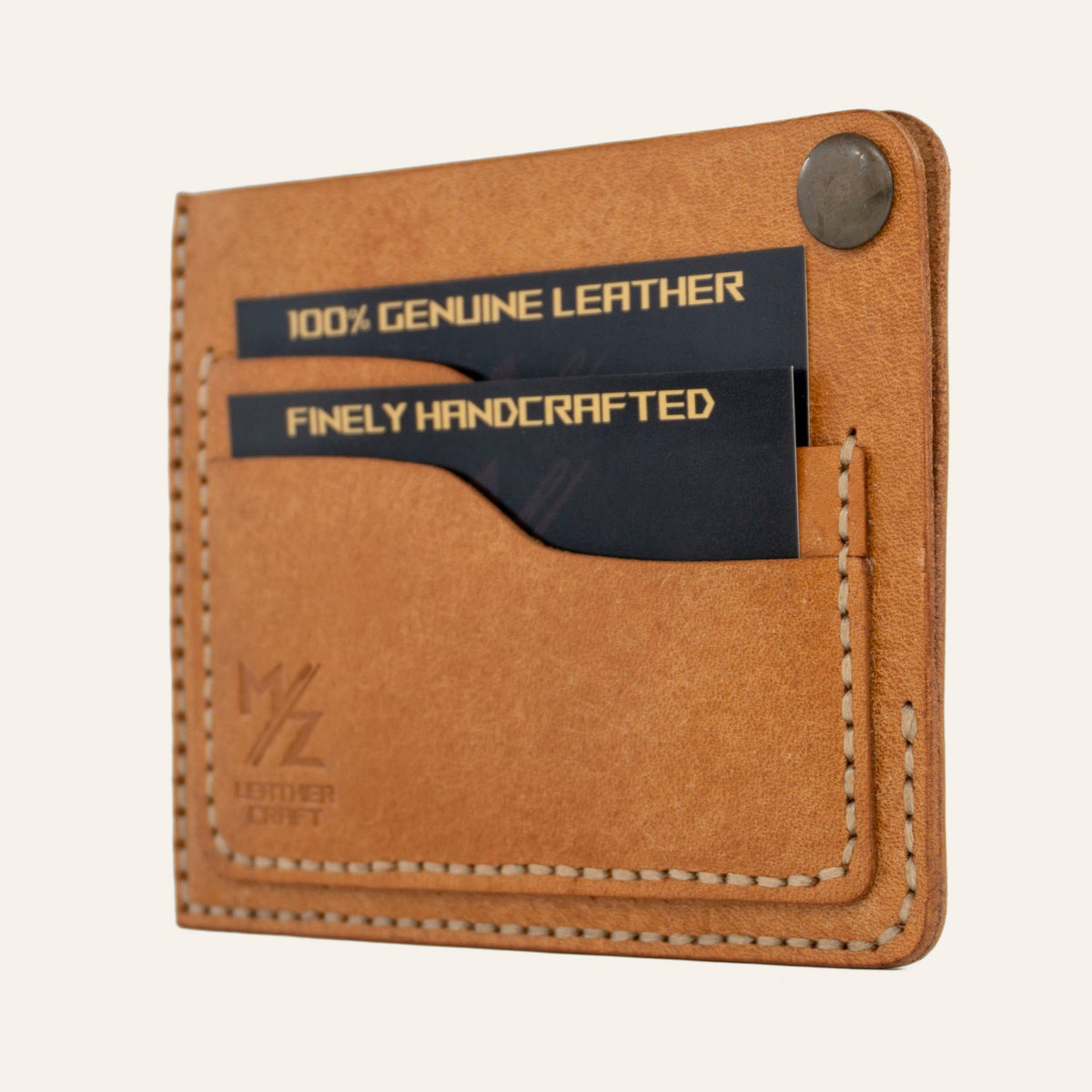 MZ Leather Craft köşe çıtçıtlı ters cüzdan natürel Pueblo deri, kapalı hafif açılı sağ profil görünümü, köşe çıtçıt detayı ve açık gri saraç dikişleri