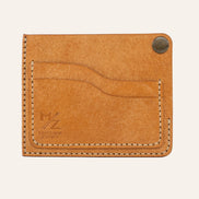MZ Leather Craft köşe çıtçıtlı ters cüzdan natürel Pueblo deri, boş kart yuvalarını, kıvrımlı kesim hatlarını ve kapalı köşe çıtçıtını gösteren ön görünüm