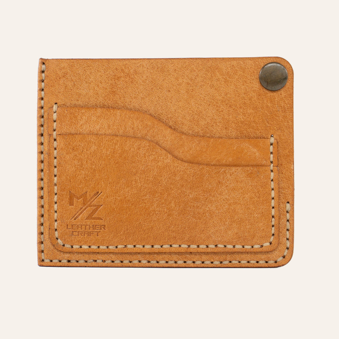 MZ Leather Craft köşe çıtçıtlı ters cüzdan natürel Pueblo deri, boş kart yuvalarını, kıvrımlı kesim hatlarını ve kapalı köşe çıtçıtını gösteren ön görünüm