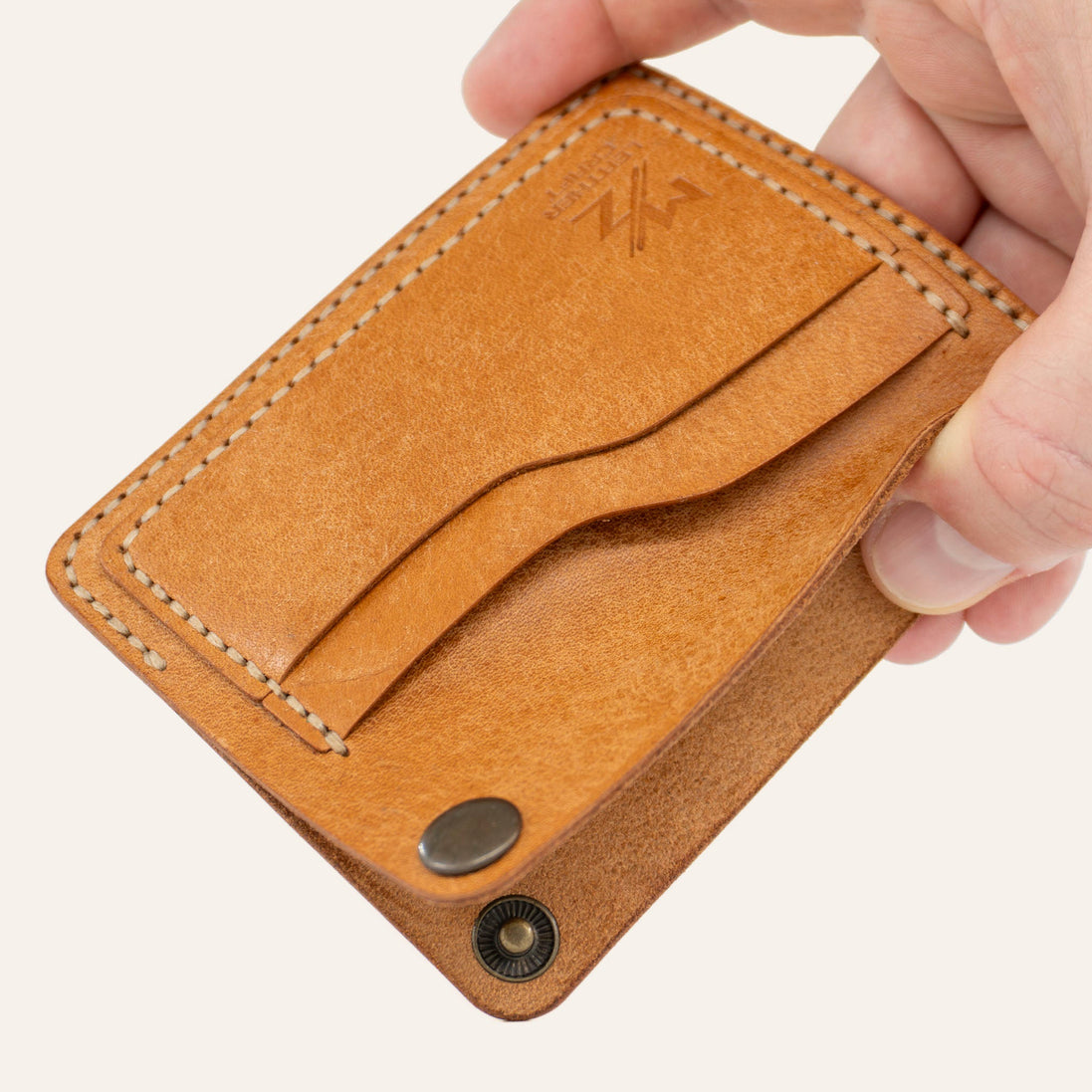 MZ Leather Craft köşe çıtçıtlı ters cüzdan natürel Pueblo deri, el ile tutulan açık köşe çıtçıtlı görünüm, iç bölme ve işlevsel tasarım sunumu