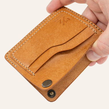 MZ Leather Craft köşe çıtçıtlı ters cüzdan natürel Pueblo deri, el ile tutulan açık köşe çıtçıtlı görünüm, iç bölme ve işlevsel tasarım sunumu