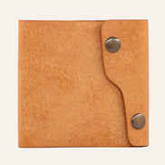 MZ Leather Craft çift çıtçıtlı dil kapaklı natürel Pueblo deri erkek cüzdanı, kapalı önden görünüm ve asimetrik kapak tasarımı 