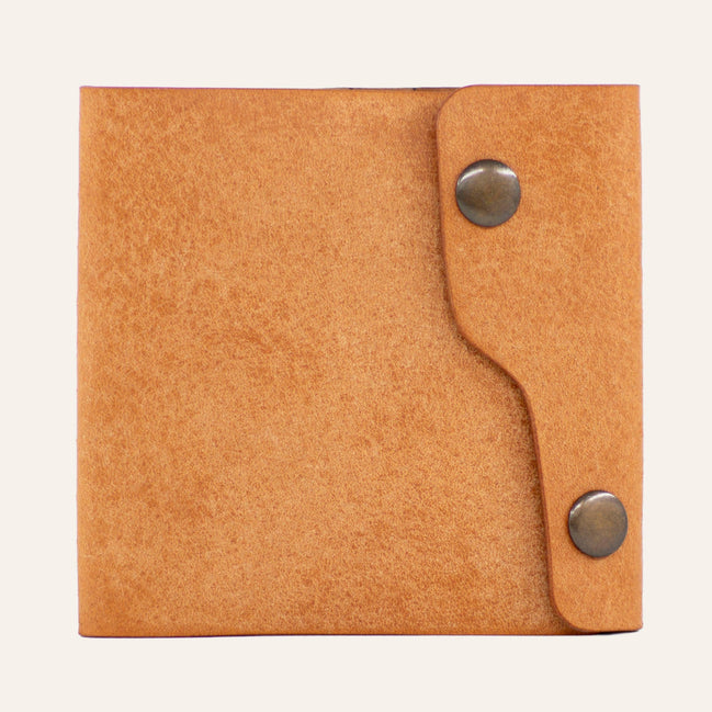 MZ Leather Craft çift çıtçıtlı dil kapaklı natürel Pueblo deri erkek cüzdanı, kapalı önden görünüm ve asimetrik kapak tasarımı 
