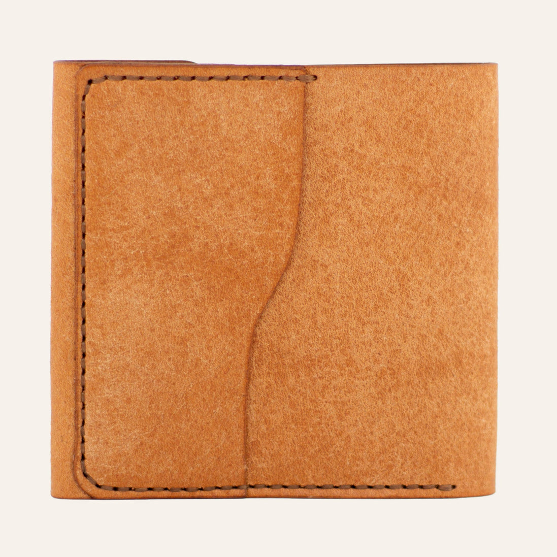 MZ Leather Craft çift çıtçıtlı dil kapaklı natürel Pueblo deri cüzdan arka görünüm, kontrast kahverengi el dikişli pratik dış kart bölmesi