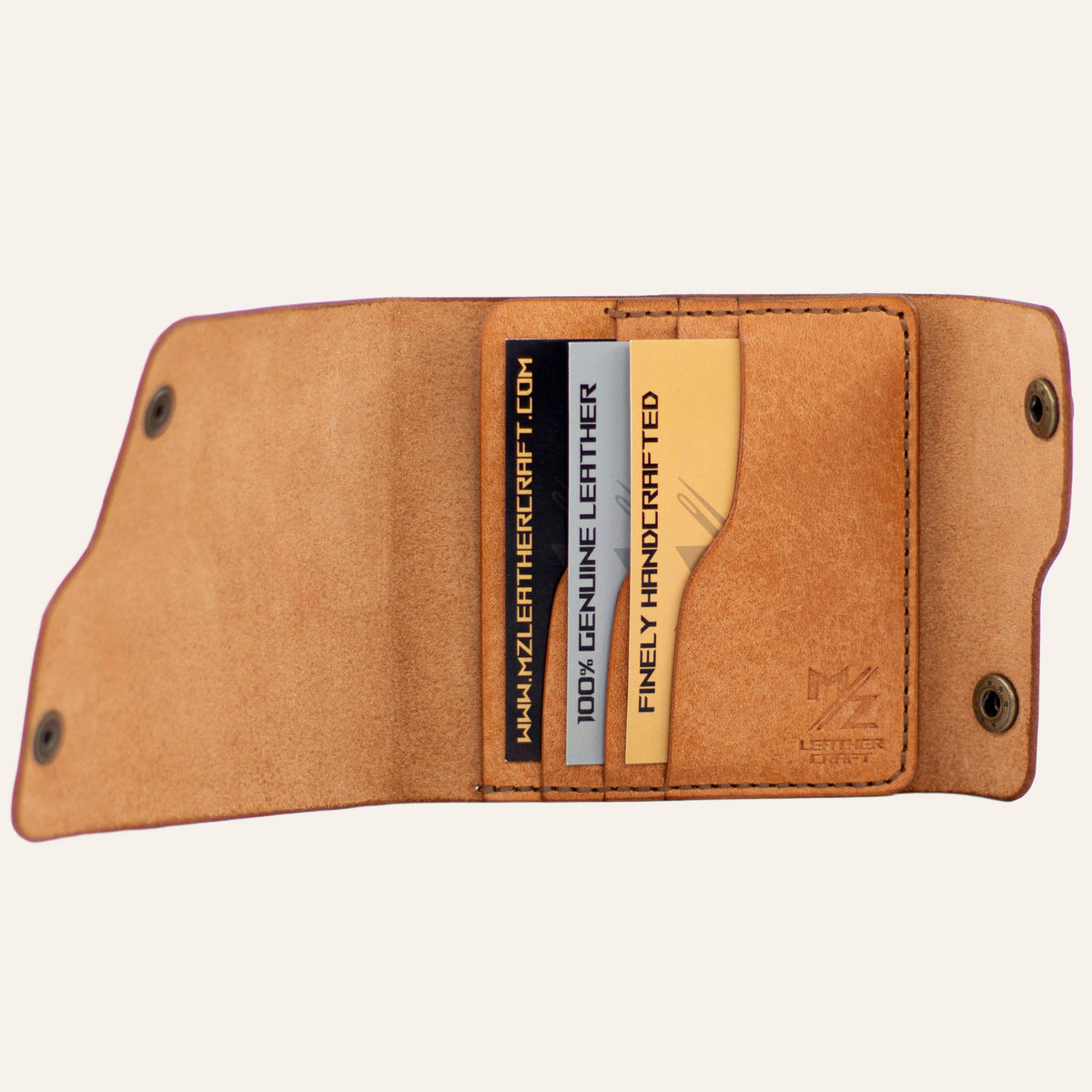 MZ Leather Craft açık dil kapaklı natürel Pueblo deri cüzdan iç görünüm, dikey kart yuvaları, tanıtım kartları, kabartmalı MZ logosu ve kontrast kahverengi saraç dikişleri