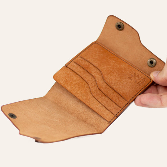 MZ Leather Craft açık dil kapaklı natürel Pueblo deri cüzdan, el ile tutulan boş iç görünüm, kıvrımlı kart yuvaları ve kahverengi el dikişi detayları