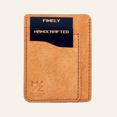 MZ Leather Craft dikey minimalist natürel Pueblo deri kartlık, kartlarla dolu önden görünüm, kahverengi el dikişleri ve sol alt köşede kabartmalı MZ logosu