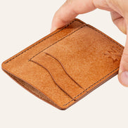 MZ Leather Craft dikey minimalist natürel Pueblo deri kartlık, el ile tutulan hafif açılı boş ön görünüm, kıvrımlı kart yuvaları ve kahverengi saraç dikişi detayları