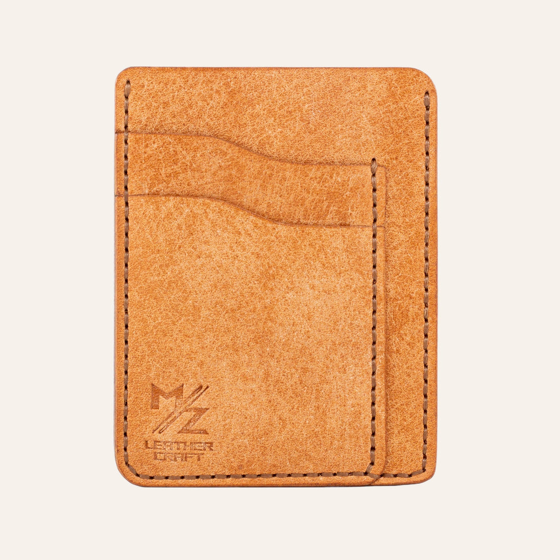 MZ Leather Craft dikey minimalist natürel Pueblo deri kartlık, boş kart yuvalarını ve mat deri dokusunu gösteren düz ön görünüm, kahverengi el dikişleri ve kabartmalı MZ logosu