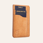 MZ Leather Craft dikey minimalist natürel Pueblo deri kartlık, kartlarla dolu hafif açılı sol profil görünümü, mat yüzey dokusu ve kahverengi el dikişi hattı