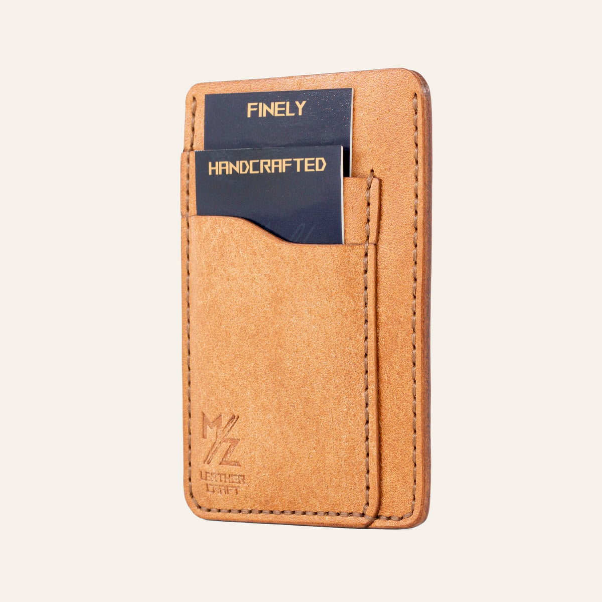MZ Leather Craft dikey minimalist natürel Pueblo deri kartlık, kartlarla dolu hafif açılı sağ profil görünümü, dikiş kalitesi ve belirgin Pueblo deri dokusu