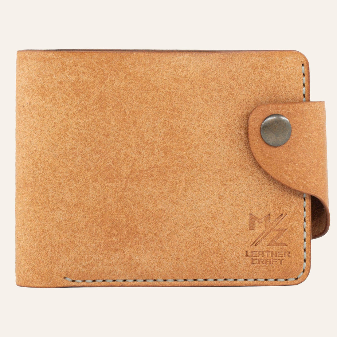 MZ Leather Craft çıtçıtlı natürel Pueblo deri klasik erkek cüzdanı, kapalı önden görünüm ve kontrast açık gri el dikişi detayları