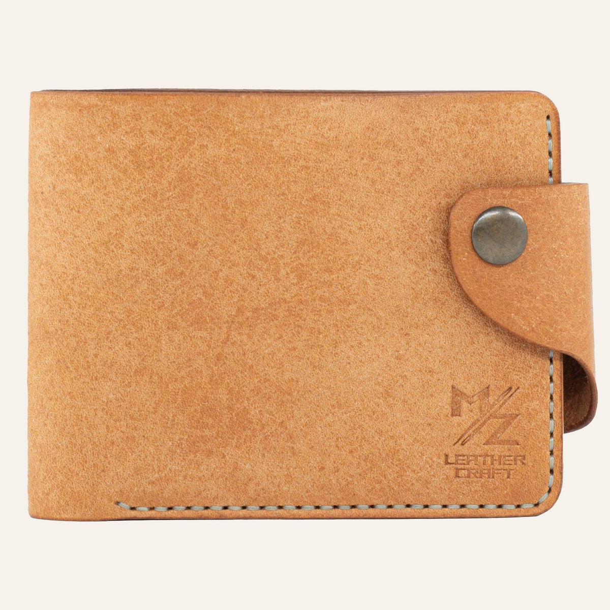 MZ Leather Craft çıtçıtlı natürel Pueblo deri klasik erkek cüzdanı, kapalı önden görünüm ve kontrast açık gri el dikişi detayları