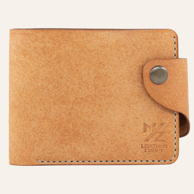 MZ Leather Craft çıtçıtlı natürel Pueblo deri klasik erkek cüzdanı, kapalı önden görünüm ve kontrast açık gri el dikişi detayları