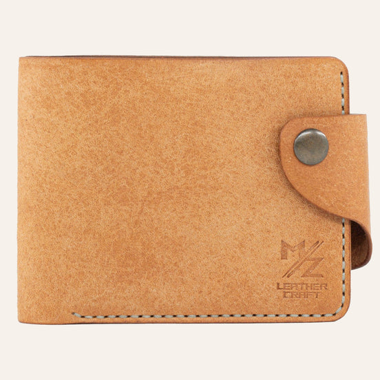MZ Leather Craft çıtçıtlı natürel Pueblo deri klasik erkek cüzdanı, kapalı önden görünüm ve kontrast açık gri el dikişi detayları