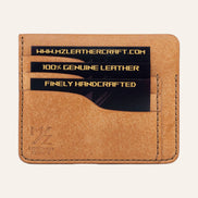 MZ Leather Craft natürel Pueblo deri ters cüzdan, kartlarla dolu düz ön görünüm, 3 ön kart yuvası, kahverengi el dikişleri ve kabartmalı MZ logosu