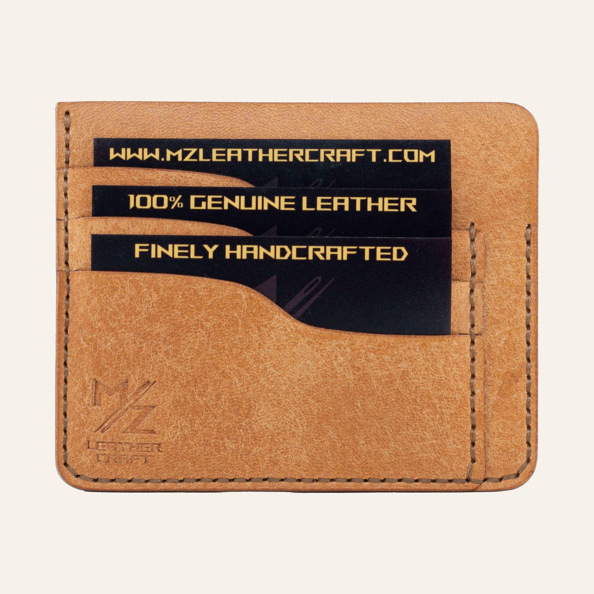 MZ Leather Craft natürel Pueblo deri ters cüzdan, kartlarla dolu düz ön görünüm, 3 ön kart yuvası, kahverengi el dikişleri ve kabartmalı MZ logosu