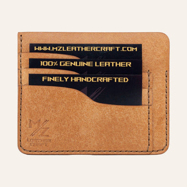 MZ Leather Craft natürel Pueblo deri ters cüzdan, kartlarla dolu düz ön görünüm, 3 ön kart yuvası, kahverengi el dikişleri ve kabartmalı MZ logosu