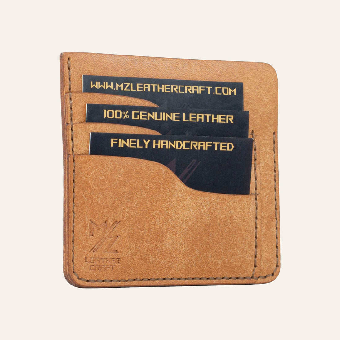 MZ Leather Craft natürel Pueblo deri ters cüzdan, kartlarla dolu hafif açılı sol profil görünümü, mat yüzey dokusu ve kahverengi el dikişi hattı