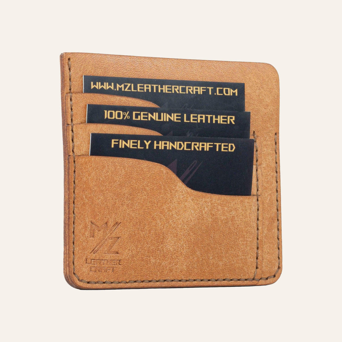 MZ Leather Craft natürel Pueblo deri ters cüzdan, kartlarla dolu hafif açılı sol profil görünümü, mat yüzey dokusu ve kahverengi el dikişi hattı