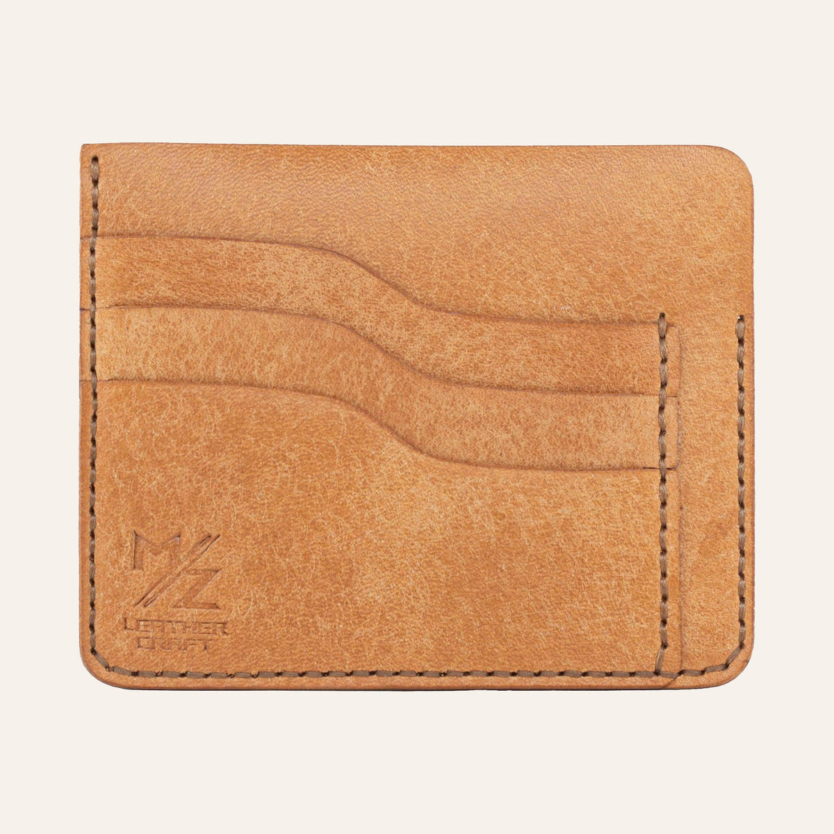 MZ Leather Craft natürel Pueblo deri ters cüzdan, 3 boş kart yuvasını ve mat deri dokusunu gösteren düz ön görünüm, kahverengi el dikişleri ve kabartmalı MZ logosu