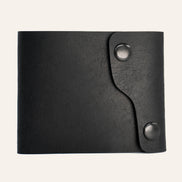 MZ Leather Craft çift çıtçıtlı dil kapaklı kompakt siyah Pueblo deri cüzdanı, kapalı önden görünüm ve asimetrik kapak tasarımı 