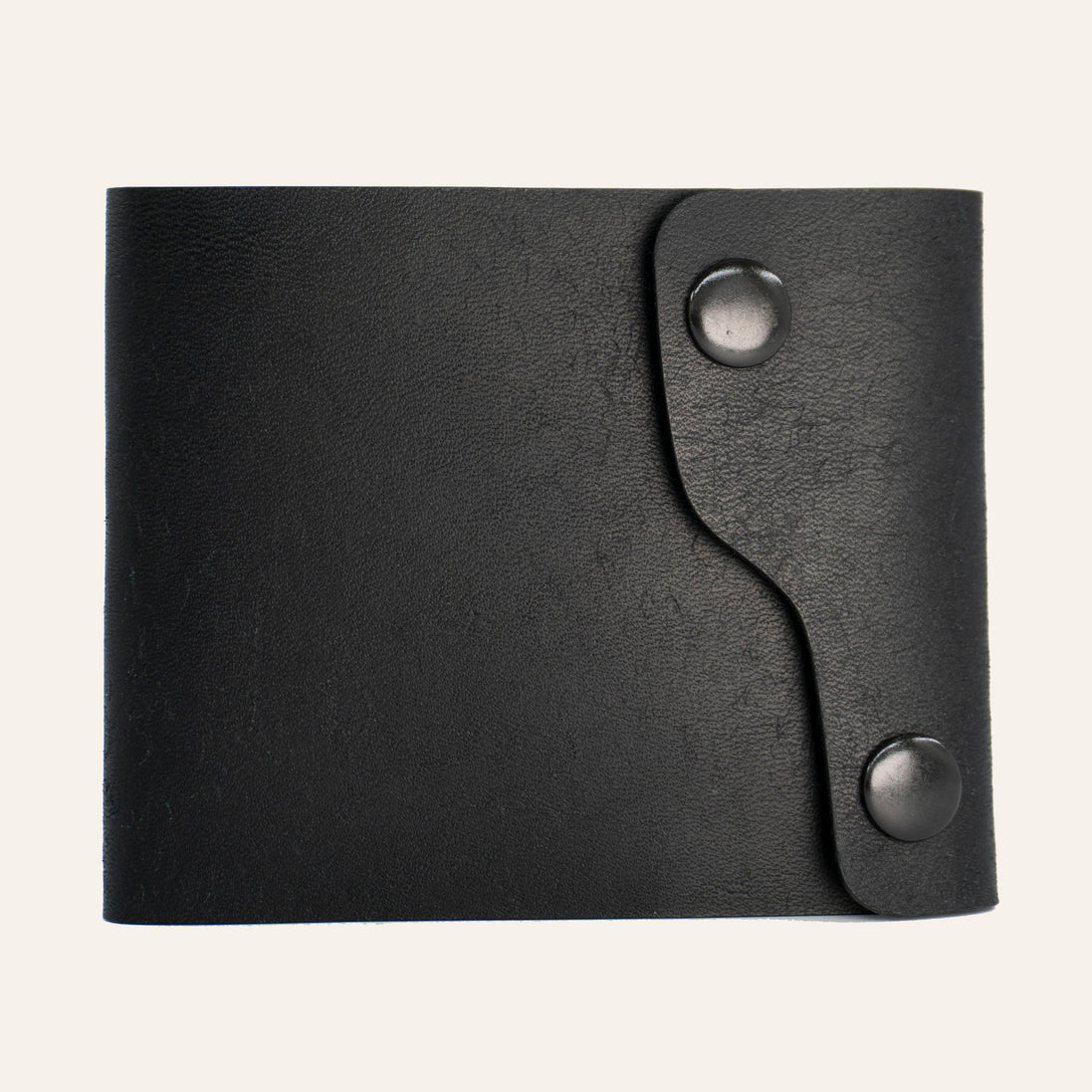 MZ Leather Craft çift çıtçıtlı dil kapaklı kompakt siyah Pueblo deri cüzdanı, kapalı önden görünüm ve asimetrik kapak tasarımı 