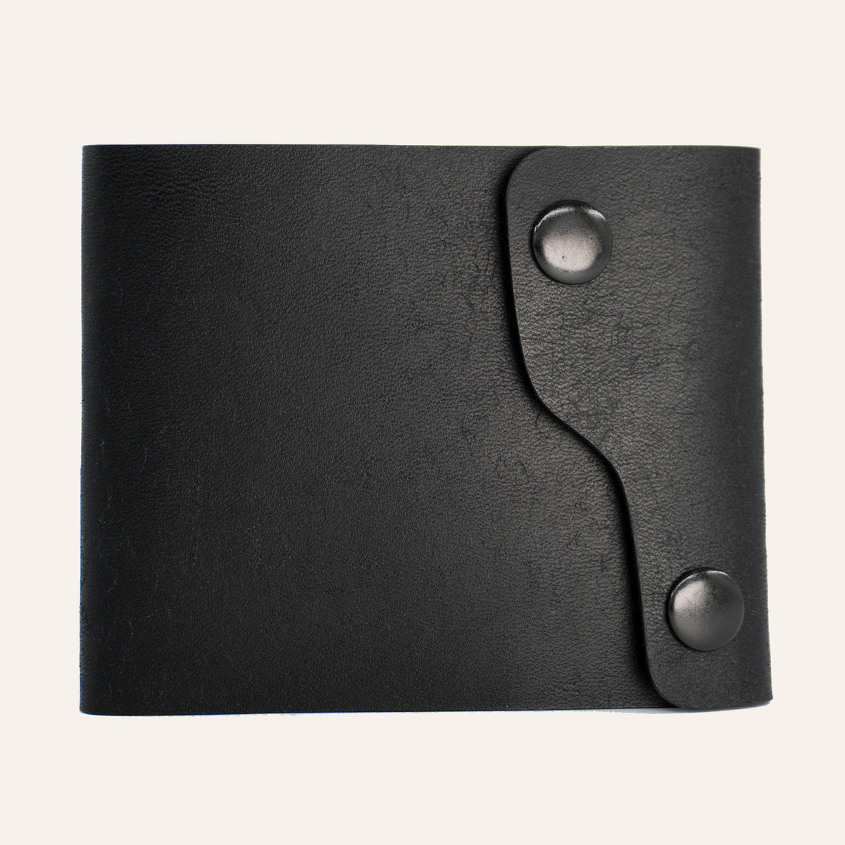 MZ Leather Craft çift çıtçıtlı dil kapaklı kompakt siyah Pueblo deri cüzdanı, kapalı önden görünüm ve asimetrik kapak tasarımı 
