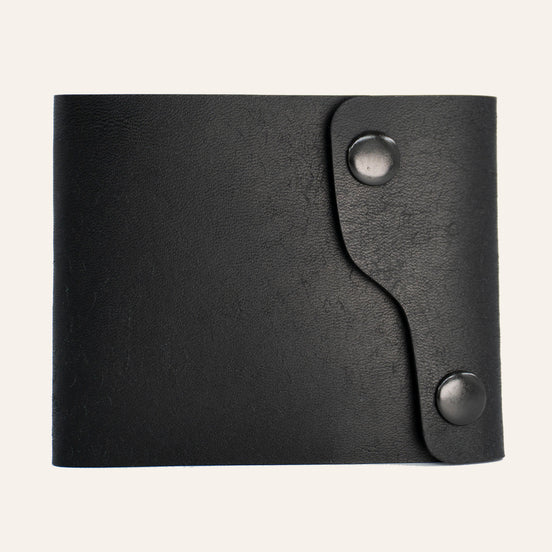 MZ Leather Craft çift çıtçıtlı dil kapaklı kompakt siyah Pueblo deri cüzdanı, kapalı önden görünüm ve asimetrik kapak tasarımı 