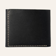 MZ Leather Craft çift çıtçıtlı dil kapaklı kompakt siyah Pueblo deri cüzdan arka görünüm, köşede açık gri el dikişi detayı ve mat yüzey