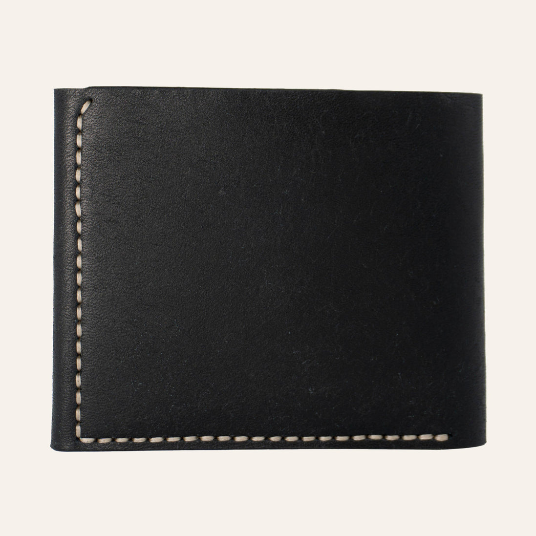 MZ Leather Craft çift çıtçıtlı dil kapaklı kompakt siyah Pueblo deri cüzdan arka görünüm, köşede açık gri el dikişi detayı ve mat yüzey