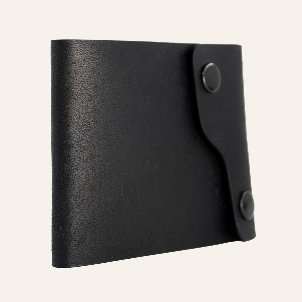MZ Leather Craft siyah Pueblo deri dil kapaklı kompakt cüzdan, kapalı hafif açılı sol profil görünümü ve mat deri dokusu