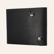 MZ Leather Craft siyah Pueblo deri dil kapaklı kompakt cüzdan, kapalı hafif açılı sağ profil görünümü, çift çıtçıt detayı ve asimetrik kapak yapısı