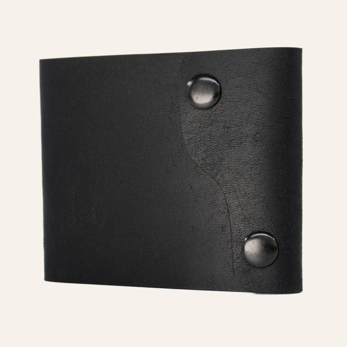 MZ Leather Craft siyah Pueblo deri dil kapaklı kompakt cüzdan, kapalı hafif açılı sağ profil görünümü, çift çıtçıt detayı ve asimetrik kapak yapısı