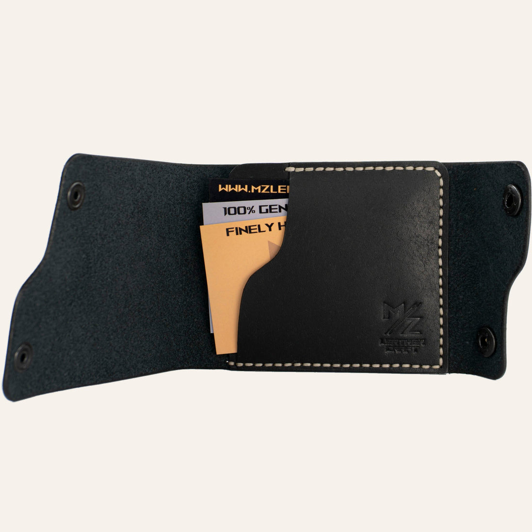 MZ Leather Craft açık dil kapaklı kompakt siyah Pueblo deri cüzdan iç görünüm, dolu kart yuvası, tanıtım kartları, kabartmalı MZ logosu ve açık gri saraç dikişleri