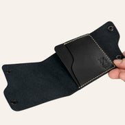 MZ Leather Craft açık dil kapaklı kompakt siyah Pueblo deri cüzdan, el ile tutulan boş iç görünüm, tekli geniş kart bölmesi ve açık gri el dikişi detayları