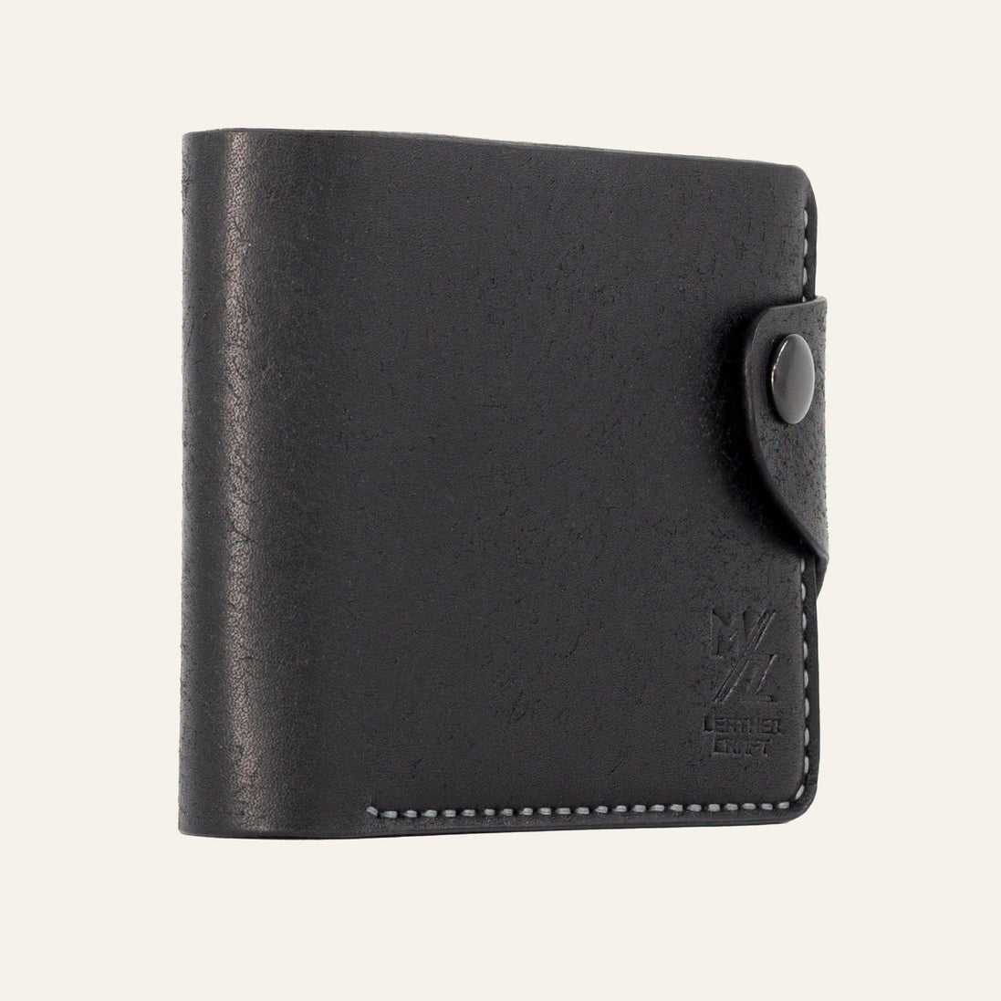 MZ Leather Craft hafif açılı siyah Pueblo deri klasik erkek cüzdanı, kapalı duruş ve kontrast gri el dikişi detayları