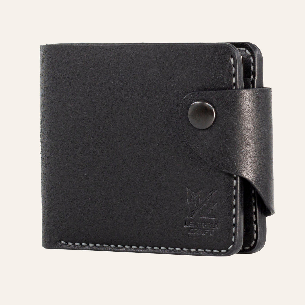 MZ Leather Craft siyah Pueblo deri klasik cüzdan, yandan kapalı duruş ve gri el dikişi detayları, sağlam çıtçıtlı kapama dili ile