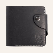 MZ Leather Craft çıtçıtlı yatay siyah Pueblo deri klasik erkek cüzdanı, kapalı önden görünüm ve kontrast gri el dikişi detayları
