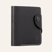 MZ Leather Craft kapalı yatay siyah Pueblo deri klasik erkek cüzdanı, çıtçıtlı bütünleşik kapama kayışını ve gri el dikişi profil yapısını gösteren tam yan profil görünümü