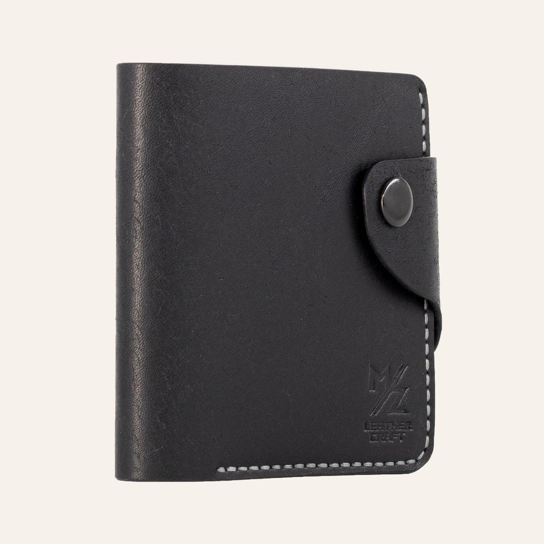 MZ Leather Craft kapalı yatay siyah Pueblo deri klasik erkek cüzdanı, çıtçıtlı bütünleşik kapama kayışını ve gri el dikişi profil yapısını gösteren tam yan profil görünümü